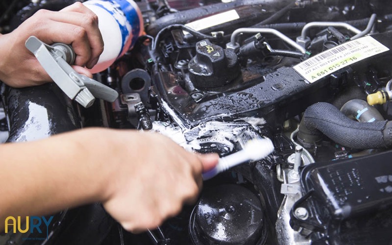 Cách làm sạch khoang máy ô tô