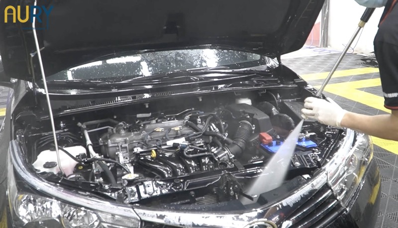 Cách rửa khoang máy ô tô