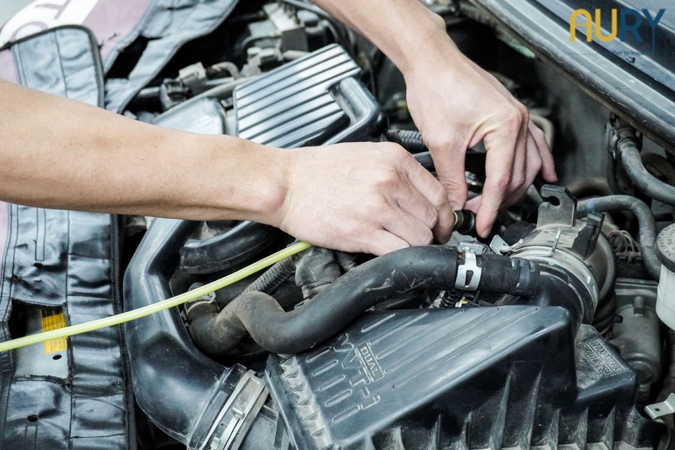 Cách vệ sinh buồng máy ô tô